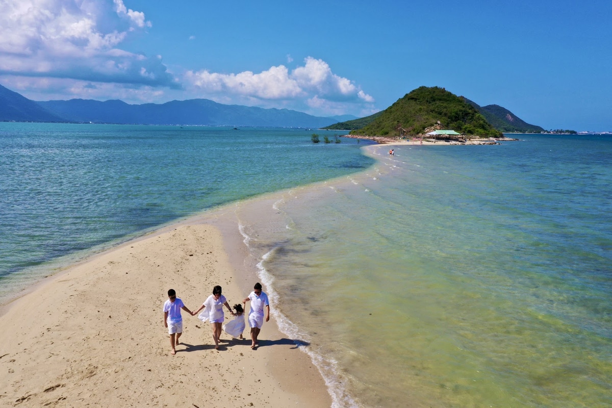 Diep Son is famous for its surreal underwater sand path, a 700-meter trail that appears as if you’re walking right through the sea